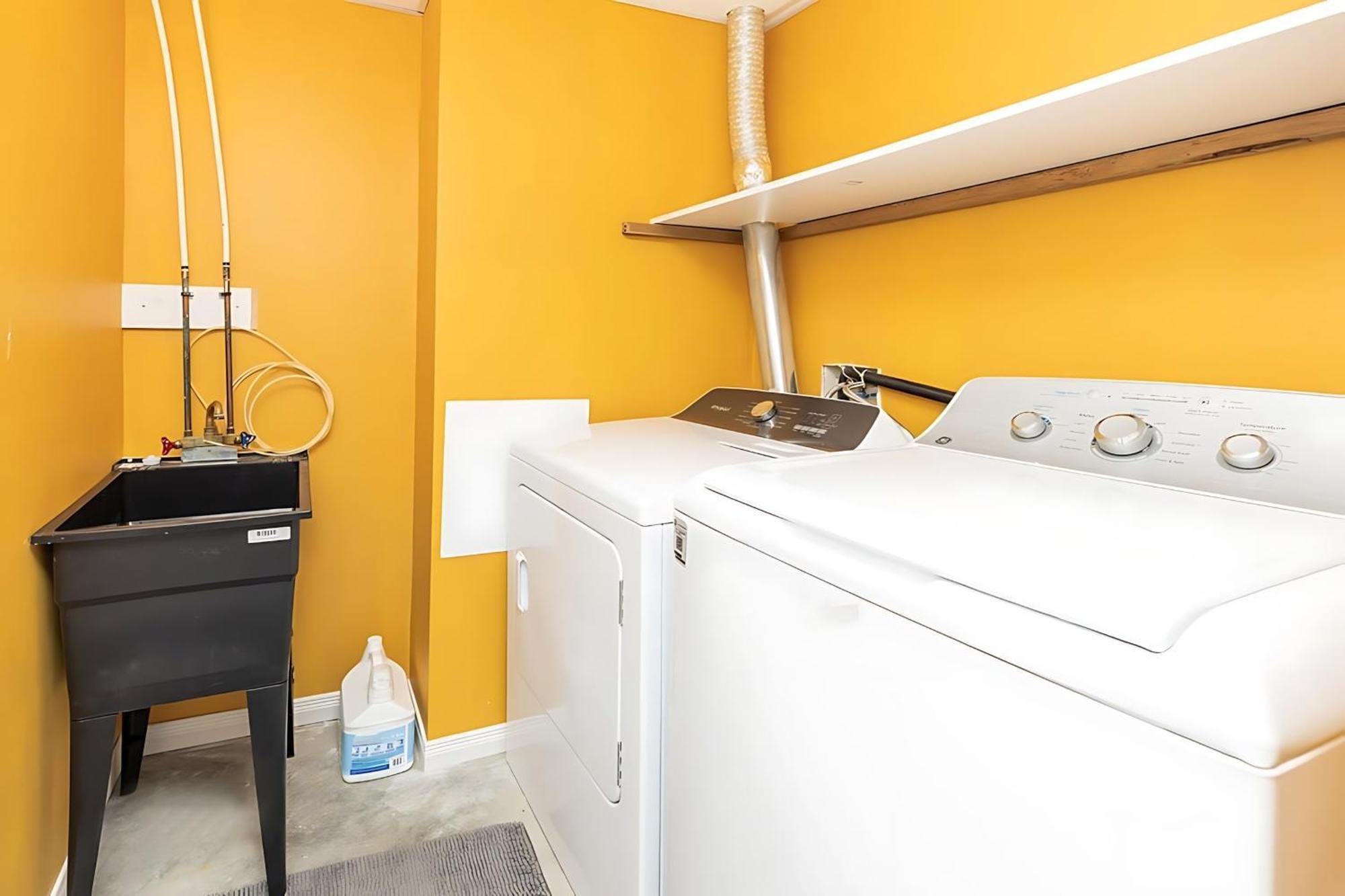 Cozy Modern 4br With Sunny Patio * Ottawa