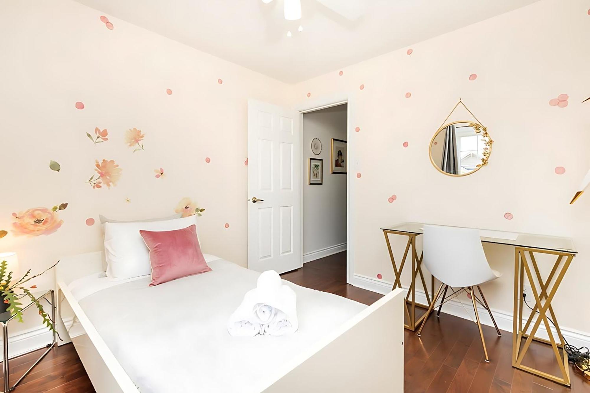 Cozy Modern 4br With Sunny Patio * Ottawa